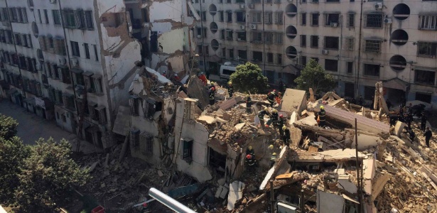 4.abr.2014 - Equipes de resgate realizam operação de busca e salvamento nos escombros de um prédio residencial que desabou em Fenghua, na província de Zhejiang (China)