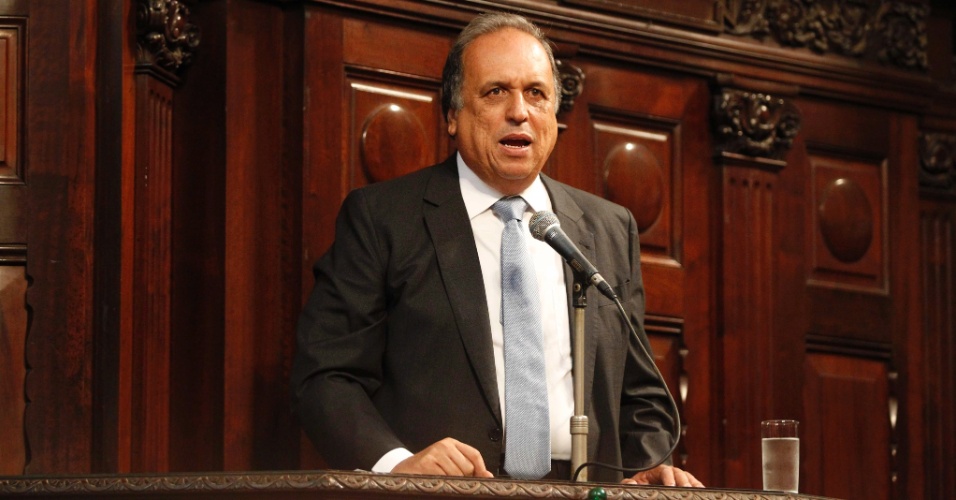 http://imguol.com/c/noticias/2014/04/04/4abr2014---luiz-fernando-pezao-pmdb-a-esquerda-entao-vice-de-sergio-cabral-pmdb-toma-posse-como-governador-do-estado-do-rio-de-janeiro-1396627592826_956x500.jpg