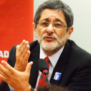 O ex-presidente da Petrobras, José Sérgio Gabrielli, discursa durante reunião da bancada do PT na Câmara dos Deputados