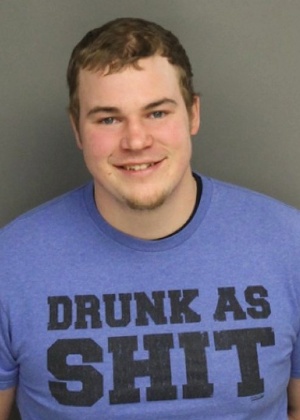 Jovem é preso por embriaguez ao volante nos EUA e usava camiseta bem apropriada...