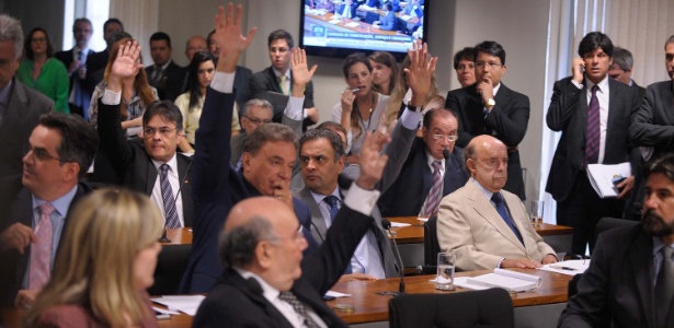 Em sessão tumultuada, a comissão de Constituição e Justiça do Senado aprovou CPI para investigar a Petrobras, o cartel do metrô e o porto de Pernambuco