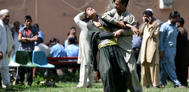 Paquistaneses lamentam, diante de hospital, a morte de parentes em atentado terrorista em Islamabad. O ataque pode ameaçar os diálogos de paz do governo com a milícia Taleban