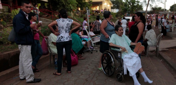 10.abr.2014 - Pacientes são evacuados em Manágua, capital da Nicarágua, após terremoto de magnitude 6,2 atingir a região