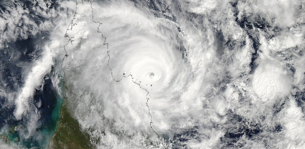 12.abr.2014 - Imagem da Nasa (agência espacial dos Estados Unidos) mostra o ciclone Ita, que alcançou a costa leste da Austrália com ventos de até 230 km/h 