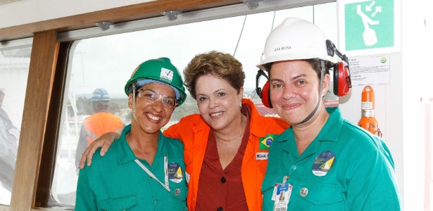 A presidente Dilma Rousseff participa da cerimônia alusiva à viagem inaugural do navio Dragão do Mar e do batismo do navio Henrique Dias, no Estaleiro Atlântico Sul, em Ipojuca, Pernambuco