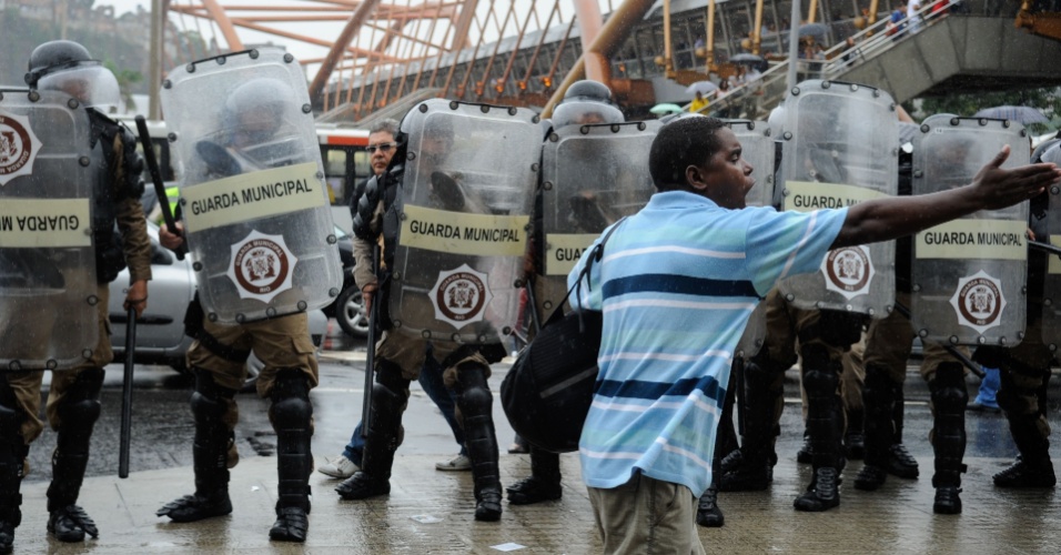 Favela da Oi: Mulher de salto alto saca arma para conter grupo. 14abr2014---centenas-de-manifestantes-retirados-do-predio-da-oi-no-engenho-novo-na-zona-norte-do-rio-de-janeiro-na-sexta--feira-11-e-acampados-desde-entao-diante-da-prefeitura-do-rio-entraram-em-1397500027756_956x500