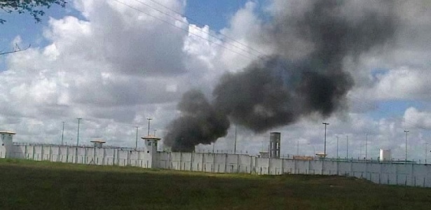 Fumaça é vista saindo do presídio Regional Juiz Manoel Barbosa de Souza no município de Tobias Barreto, (SE), onde os internos iniciaram uma rebelião