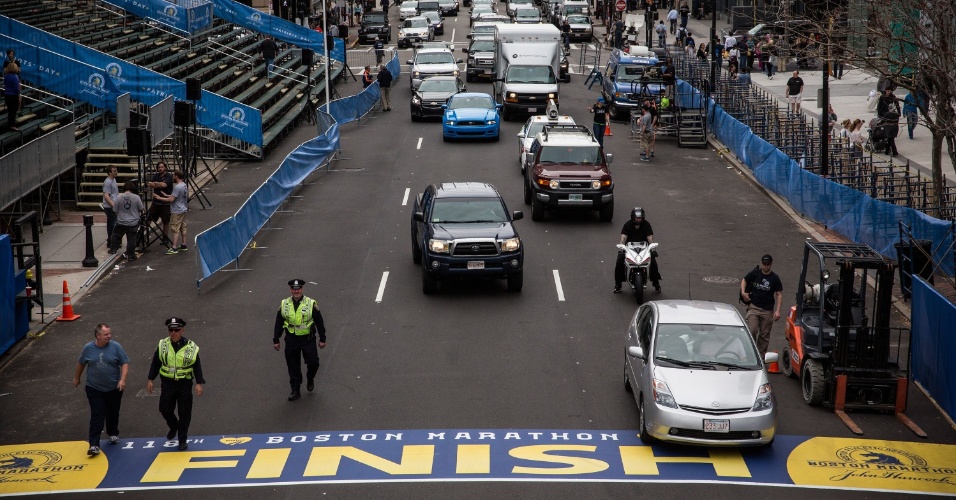 Homenagens marcam um ano do atentado à Maratona de Boston Fotos UOL Notícias