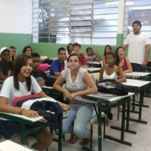 Professor Pedro Usai (de camiseta branca) e alguns alunos que participaram do projeto