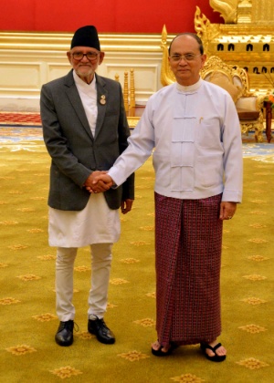 O primeiro-ministro do Nepal, Sushil Koirala (à esquerda), cumprimenta o presidente de Mianmar, Thein Sein, durante reunião em Nay Pyi Taw, Mianmar