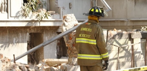 Bombeiros inspecionam muro que caiu em Colonia Juarez, no México, após terremoto nesta sexta-feira