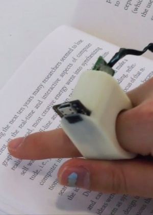 Dispositivo FingerReader, desenvolvido no MIT, promete ajudar pessoas com deficiência a lerem livros convencionais