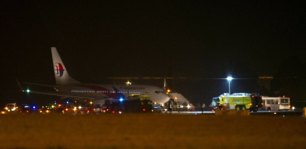 Avião da Malaysia Airlines faz pouso de emergência no Aeroporto Internacional de Sepang, em Kuala Lumpur (Malásia), levando 166 pessoas a bordo