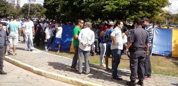 PMs e bombeiros do Rio Grande do Norte protestam em frente à sede do governo do Estado, em Natal