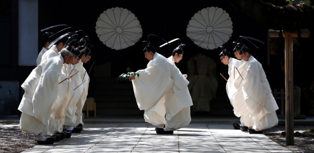 Sacerdotes do Santuário de Yasukuni, em Tóquio (Japão), se preparam para o Festival Anual da Primavera. O templo seria, segundo outros países asiáticos, um símbolo da herança colonialista do Japão na região