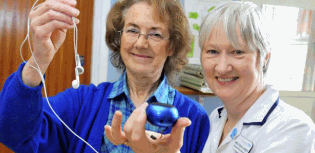 A britânica Christine Reeve (à esquerda), que sofre de Parkinson, e a fisioterapeuta Fiona Lindop 