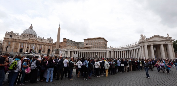 26.abr.2014 - Fiéis fazem fila para visitar a Basílica de São Pedro, no Vaticano, neste sábado