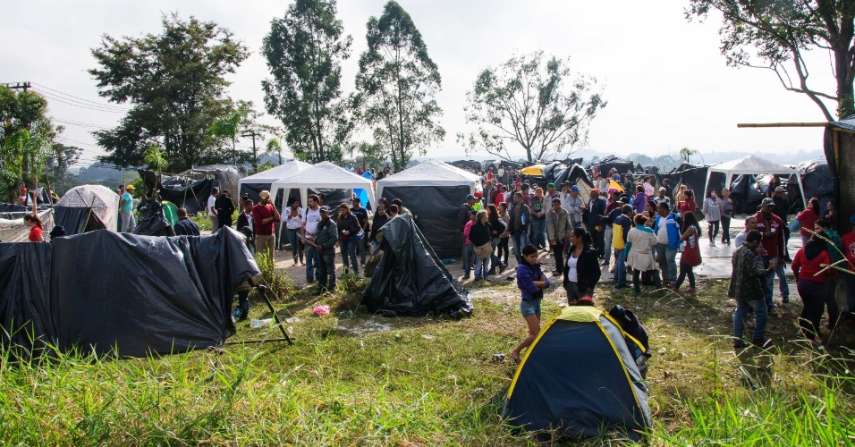  - 3mai2014---cerca-de-mil-integrantes-do-mtst-movimento-dos-trabalhadores-sem-teto-ocupam-um-terreno-particular-proximo-ao-estadio-do-itaquerao-na-rua-malmequer-do-campo-com-a-rua-john-speers-na-zona-1399126173048_956x500