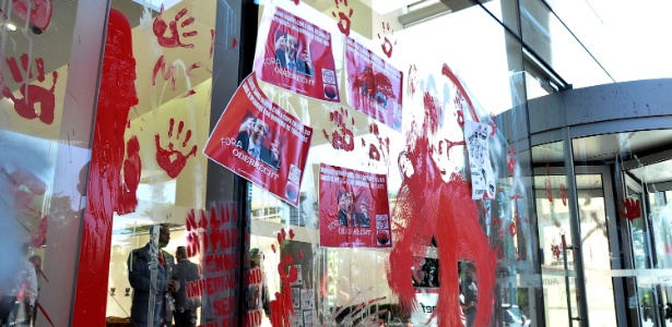 Manifestantes atiram tinta em vidro do hall de entrada do escritório da construtora Odebrecht, em SP