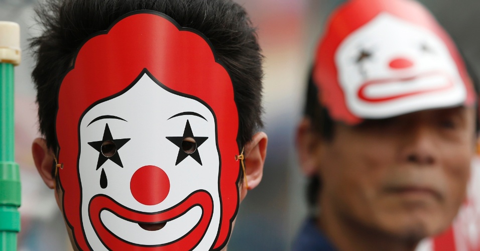 Máscaras com a cara de uma mulher de uma pornografia