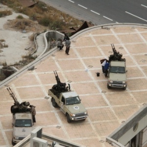 18.mai.2014 - Soldados líbios montam guarda perto de uma estrada em Trípoli após distúrbios na capital do país 