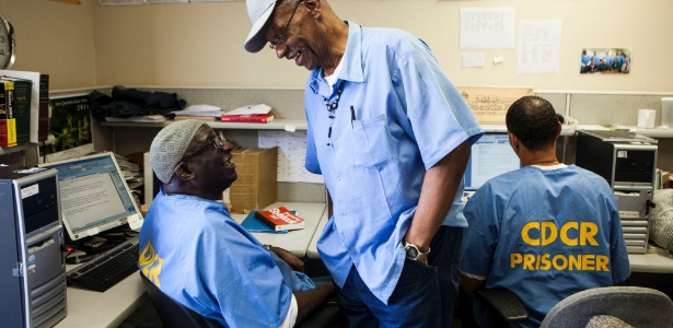Os prisioneiros Charles David Henry (esq.) e Watani Stiner, trabalham na redação em San Quentin