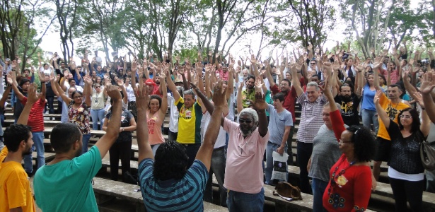 22.mai.2014 - Trabalhadores da Unicamp em assembleia realizada nesta quinta. A greve da categoria começa amanhã 