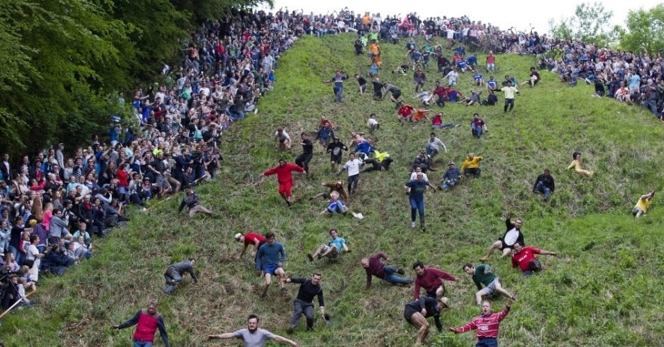 Com tombos e cambalhotas, corrida do queijo reúne multidão na