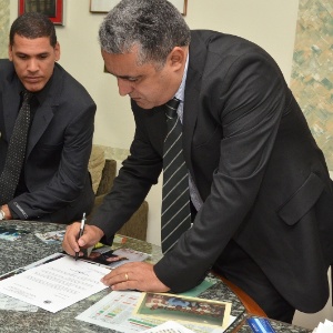 O prefeito interino de Cubatão, Wagner Moura (PT), assina a notificação judicial para assumir o governo