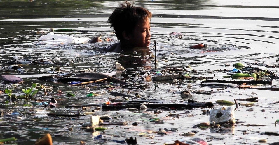 Diário dos Sonhos de EmersonPawoski - Página 25 28mai2014---menino-nada-em-um-rio-poluido-para-coletar-material-reciclavel-em-bacoor-ao-sul-de-manila-nas-filipinas-1401294592040_956x500