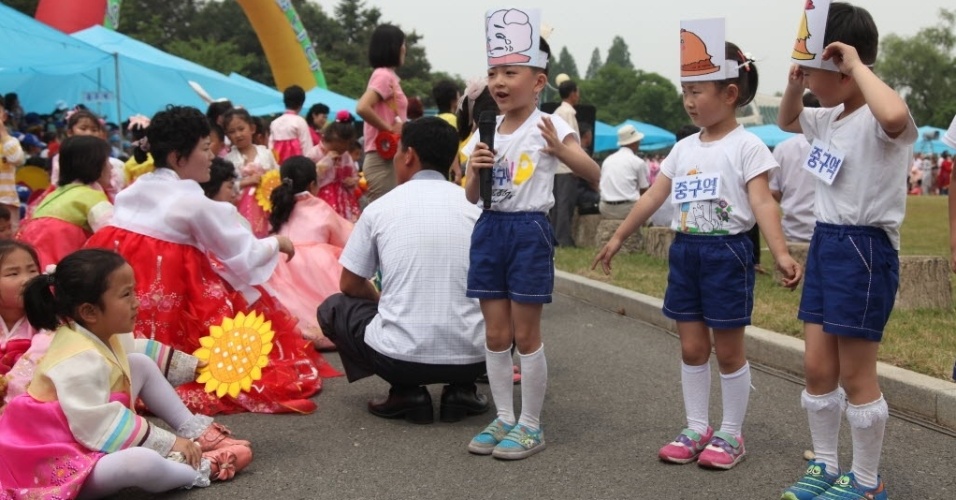  - 1jun2014---criancas-e-adultos-participam-de-um-evento-em-comemoracao-ao-dia-das-criancas-em-pyongyang-capital-da-coreia-do-norte-neste-domingo-1-1401626898103_956x500