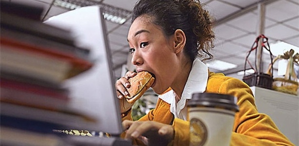Junk food demais pode modificar o comportamento alimentar, aponta estudo