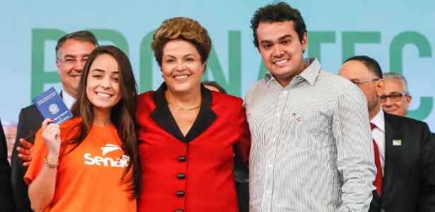 Presidente Dilma Rousseff posa para fotos durante cerimônia de formatura de alunos do Pronatec