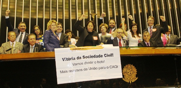 3.jun.2014 - Mesa Diretora da Câmara, presidida por Henrique Alves (PMDB-RN), na aprovação do PNE