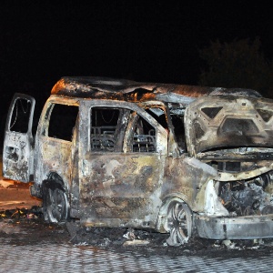 12.jun.2014 - Uma van pertencente ao líder rebelde Denis Pushilin explodiu em Donetsk, na Ucrânia