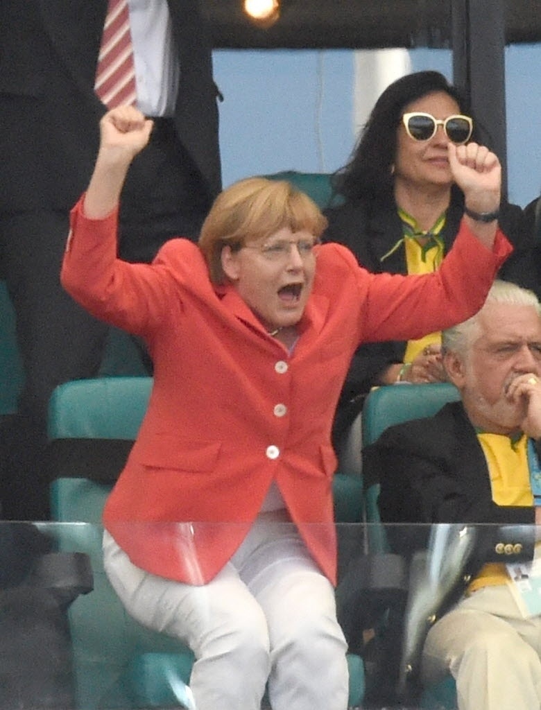 http://imguol.com/c/noticias/2014/06/16/16jun2014---a-chanceler-alema-angela-merkel-comemora-o-segundo-gol-da-alemanha-na-partida-contra-portugal-na-copa-do-mundo-na-arena-fonte-nova-em-salvador-ba-1402939162041_780x1024.jpg