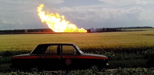 Chamas são vistas à distância no gasoduto de gás natural Irmandade, no leste da Ucrânia