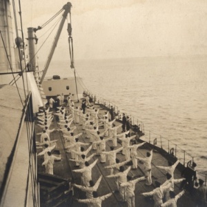 Marinheiros fazem exercício matinal à bordo de navio de guerra alemão em local desconhecido em foto de 1917