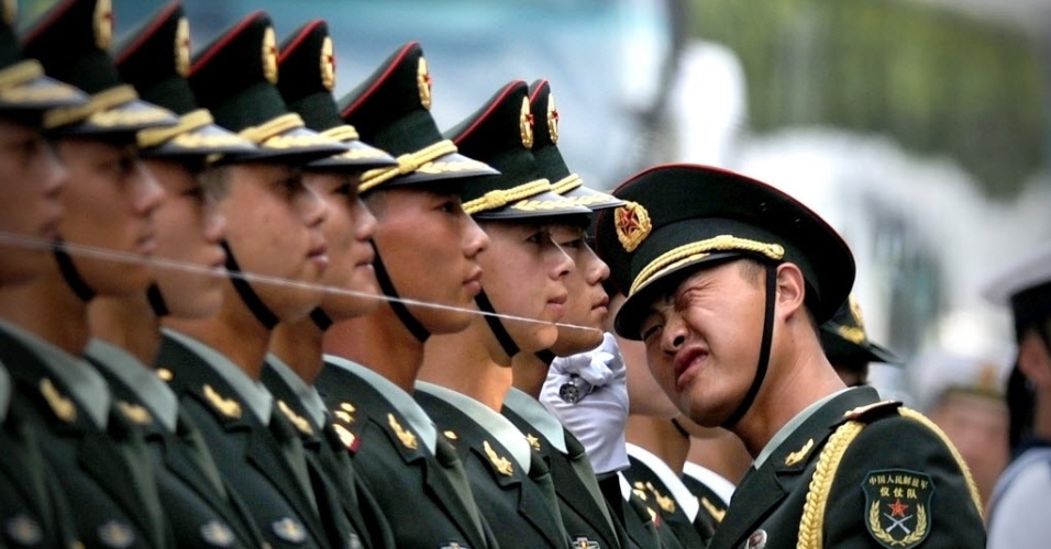 27jun2014 guarda de honra do exercito chines se posiciona para receber os presidentes do mianmar u thein sein e da china xi jinping no grande salao do povo em pequim u thein sein faz visita de