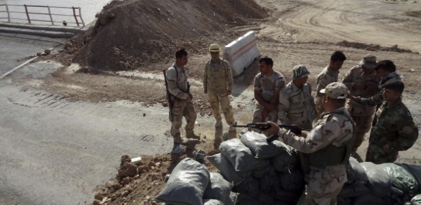 30.jun.2014 - Militares reforçam a segurança na fronteira entre Kirku e Tirik, no norte do Iraque