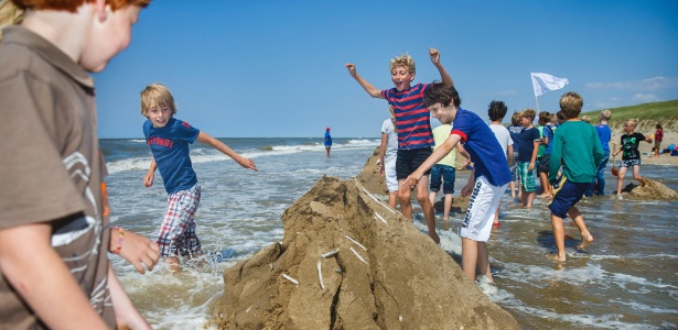 Estudantes holandeses competem na construção de castelos de areia em Noordwijk