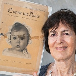 A professora Hessy Taft, 80, segura o exemplar da revista nazista 'Sonne ins Haus', com sua foto na capa