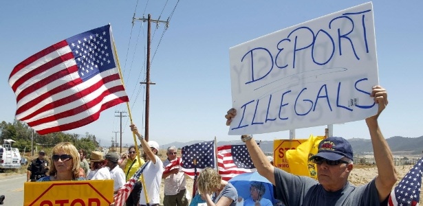 Manifestantes contra imigrantes da América Central pegou alguns moradores da cidade de Murrieta, na Califórnia, de surpresa. Os hispânicos são a maior parte da população do Estado