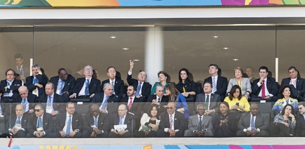 Ao lado do presidente da Fifa, Joseph Blatter, Dilma acompanha a abertura da Copa no Brasil