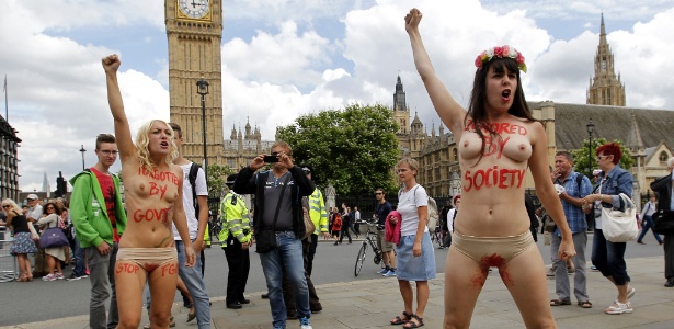 Ativistas do Femen protestam contra a MGF (Mutilação Genital Feminina) na Praça do Parlamento, no centro de Londres, em julho de 2014