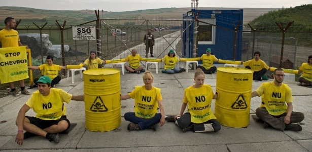 7.jul.2014 - Ativistas do Greenpeace bloqueiam a entrada do poço de exploração de gás de xisto da empresa americana Chevron, na vila de Pungesti, na Romênia