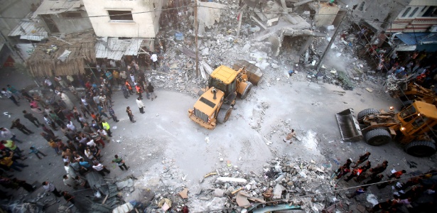 Escavadeira remove os escombros de atingida por ataque aéreo israelense em Rafah, no sul de Gaza