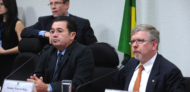 16.jul.2014 - CPI da Petrobras teve o ex-senador Vital do Rêgo (PMDB-PB) como presidente (esquerda) e o deputado Marco Maia (PT-RS) como relator