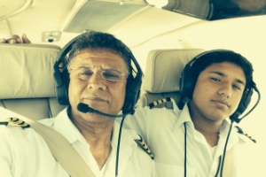 Haris Suleman (dir.), 17, e seu pai, Babar, tinham decolado do aeroporto de Pago Pago, na Samoa Americana