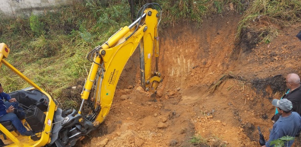 Retroescavadeira começa trabalhos de escavação em Vespasiano, região metropolitana de Belo Horizonte